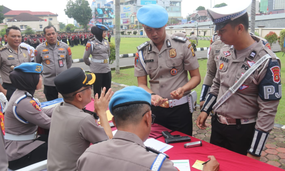 Disiplin Diperketat, Kapolda Sumsel Inspeksi Senpi Dinas Personel Saat Apel Pagi Disiplin Diperketat, Kapolda Sumsel Inspeksi Senpi Dinas Personel satt Apel Pagi