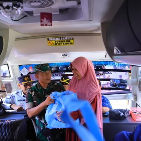 Ikut Melepas Mudik Gratis, Kasdam II/Sriwijaya: Semoga Selamat Sampai Tujuan Ikut Melepas Mudik Gratis, Kasdam II/Sriwijaya: Semoga Selamat Sampai Tujuan