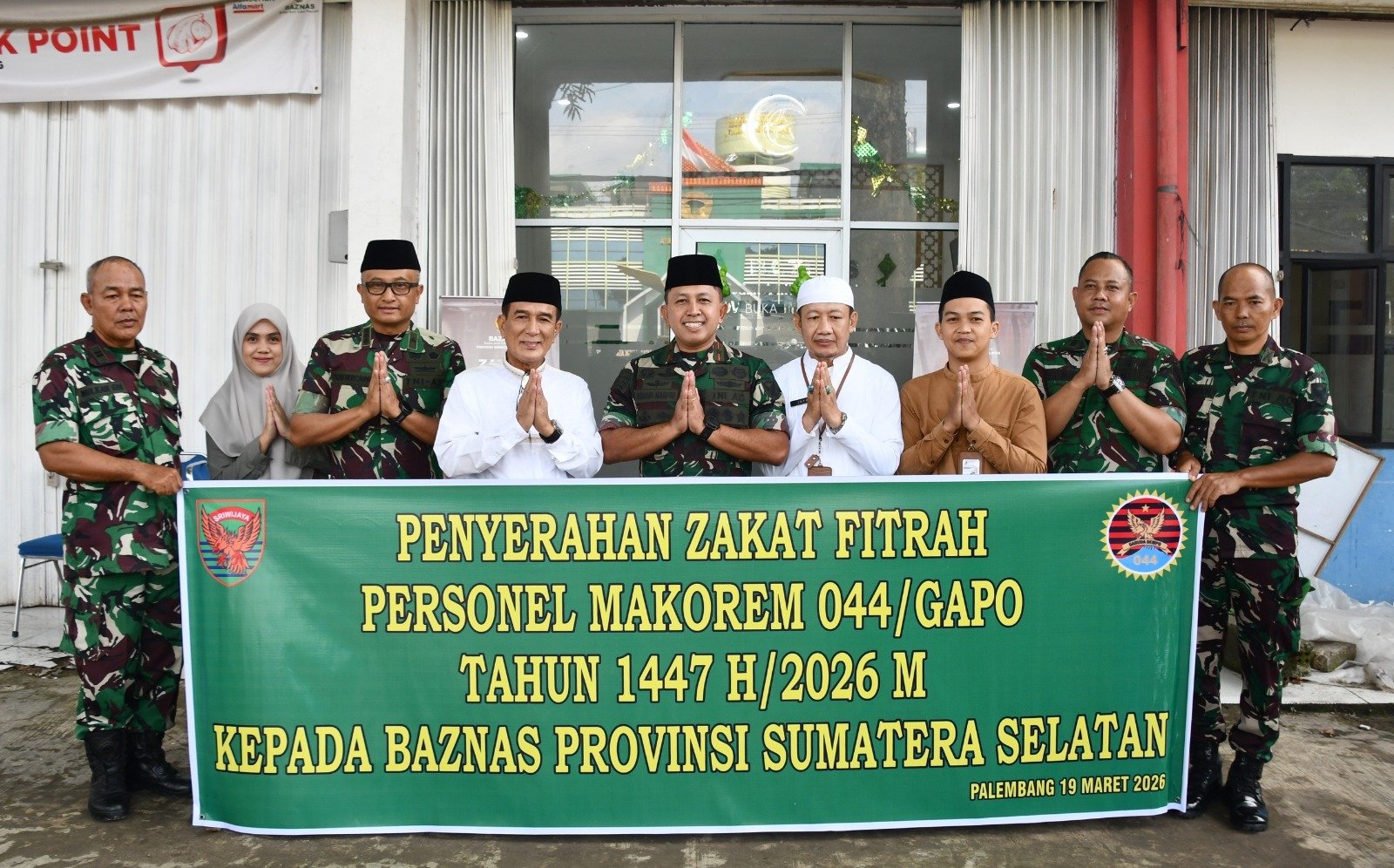 Brigjen TNI Khabib Serahkan Zakat Fitrah Keluarga Besar Korem 044/Gapo ke Baznas Sumsel Brigjen TNI Khabib Serahkan Zakat Fitrah Keluarga Besar Korem 044/Gapo ke Baznas Sumsel
