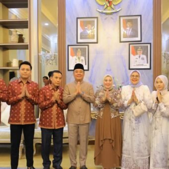 Cik Ujang Open House Idulfitri di Rumah Dinas Wagub, Masyarakat Antusias Bersilaturahmi