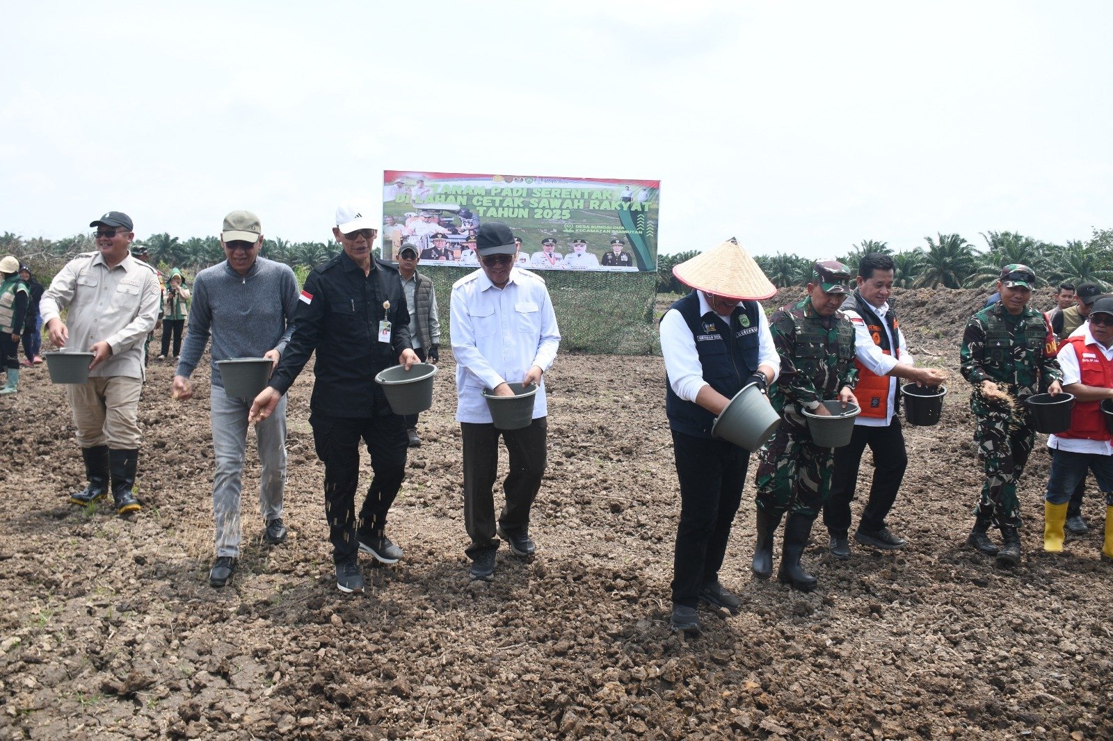 Sinergi TNI dan Pemerintah, Tanam Padi Bersama Gubernur Sumsel di Desa Sungai Dua Banyuasin