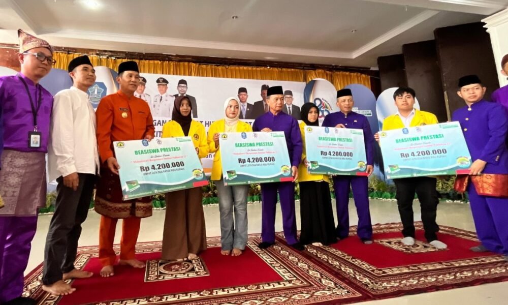 Bank Sumsel Babel Syariah Kucurkan Beasiswa Rp16,8 Juta bagi Empat Mahasiswa Institut di Sungailiat Bank Sumsel Babel Syariah Kucurkan Beasiswa Rp16,8 Juta bagi Empat Mahasiswa Institut di Sungailiat