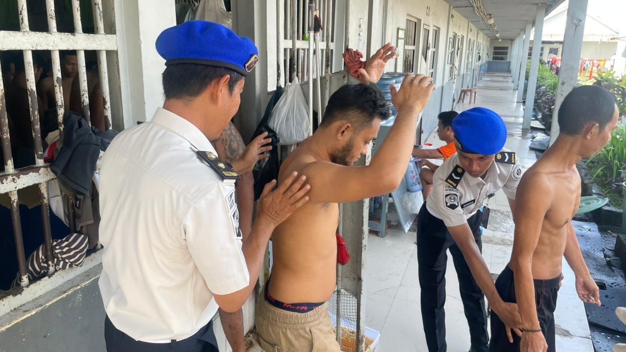 Ciptakan Kondisi Aman dan Kondusif, Rutan Palembang Razia Kamar Hunian Warga Binaan, Hasilnya? Ciptakan Kondisi Aman dan Kondusif, Rutan Palembang Razia Kamar Hunian Warga Binaan, Hasilnya?