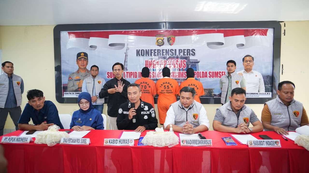 Modus Plat Palsu Terbongkar, Polda Sumsel Sita Ratusan Karung Pupuk Subsidi dari Oknum Kios Modus Plat Palsu Terbongkar, Polda Sumsel Sita Ratusan Karung Pupuk Subsidi dari Oknum Kios