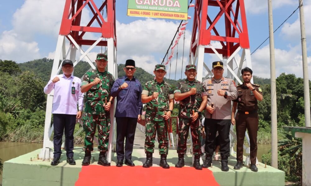 Jembatan Gantung Garuda di OKU Diresmikan, Danrem 044/Gapo: Bukti Nyata Sinergi untuk Rakyat