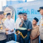 Momen Haru di Musi Rawas: Kapolda Sumsel Terima Hadiah Gethuk Buatan Warga Korban Kebakaran