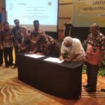 Wakil Bupati Banyuasin Netta Indian menandatangani dokumen hibah pembangunan infrastruktur pasca panen bersama Perum Bulog di Ballroom Aryaduta Palembang, Kamis (09/04/2026).