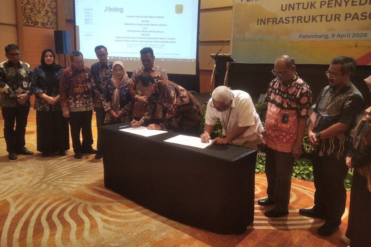 Wakil Bupati Banyuasin Netta Indian menandatangani dokumen hibah pembangunan infrastruktur pasca panen bersama Perum Bulog di Ballroom Aryaduta Palembang, Kamis (09/04/2026).