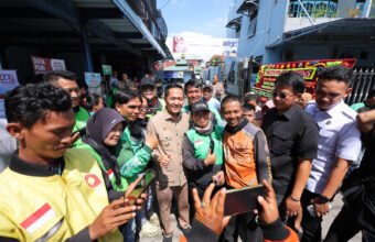 Dukung Kesejahteraan Driver Ojol, Ratu Dewa Siapkan 500 SIM Gratis Dukung Kesejahteraan Driver Ojol, Ratu Dewa Hadiri Peresmian Kedai ADO dan Siapkan 500 SIM Gratis