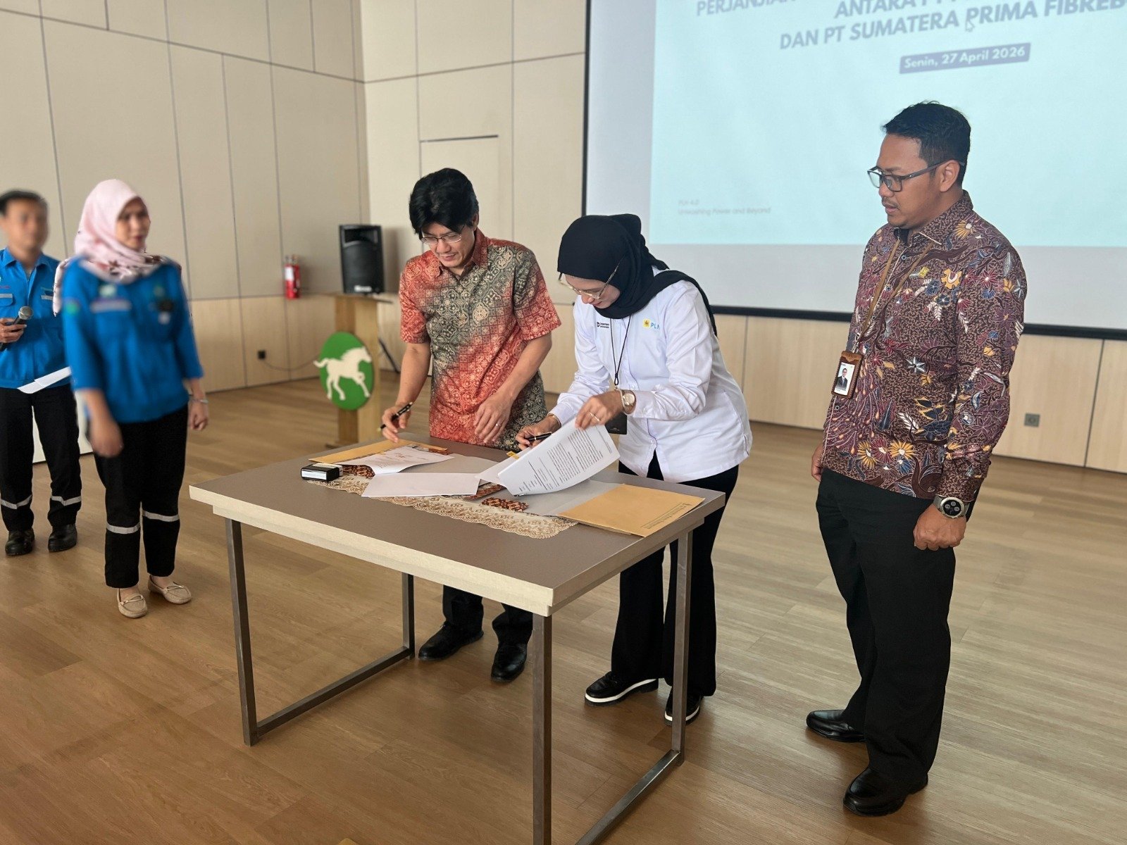 PLN Teken Kontrak Listrik 18,7 MVA dengan PT SPF, Perkuat Akselerasi Industri di Ogan Ilir