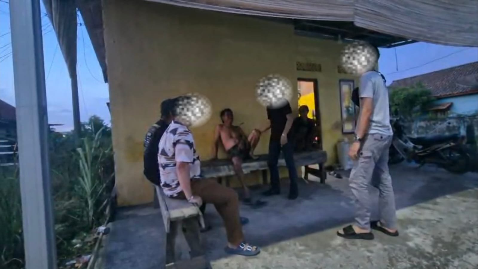 Tim Tabur Kejati Sumsel Tangkap DPO Pelaku Kekerasan Seksual di Sekayu, Sembunyi di Rumah Tetangga Tim Tabur Kejati Sumsel Tangkap DPO Pelaku Kekerasan Seksual di Sekayu, Sembunyi di Rumah Tetangga