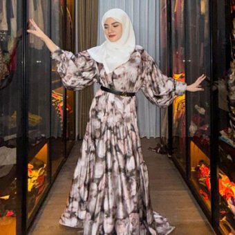 Dinar Candy Kembali Mencuri Perhatian Publik, Intip Rumah Baru Mewahnya yang Punya Walk In Closet Bak Butik Bagian rumah yang paling banyak menuai pujian netizen adalah walk in closet milik Dinar Candy. Ruangan penyimpanan pakaian tersebut didesain sangat modern dengan lemari kaca transparan berbingkai hitam minimalis. (Foto: detikhot.com)
