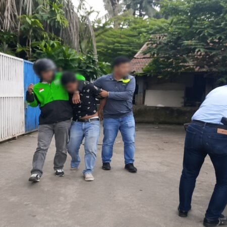Seorang pria yang diduga sebagai pengedar sabu berhasil ditangkap setelah polisi menyamar sebagai pembeli dalam operasi undercover buy di kawasan Jalan AKPB H Umar tepatnya di Lorong Goa Jepang, Kelurahan Ario Kemuning, Kecamatan Kemuning, Palembang, Sabtu (27/6/2026) sekitar pukul 16.00 WIB. (Foto: Istimewa)