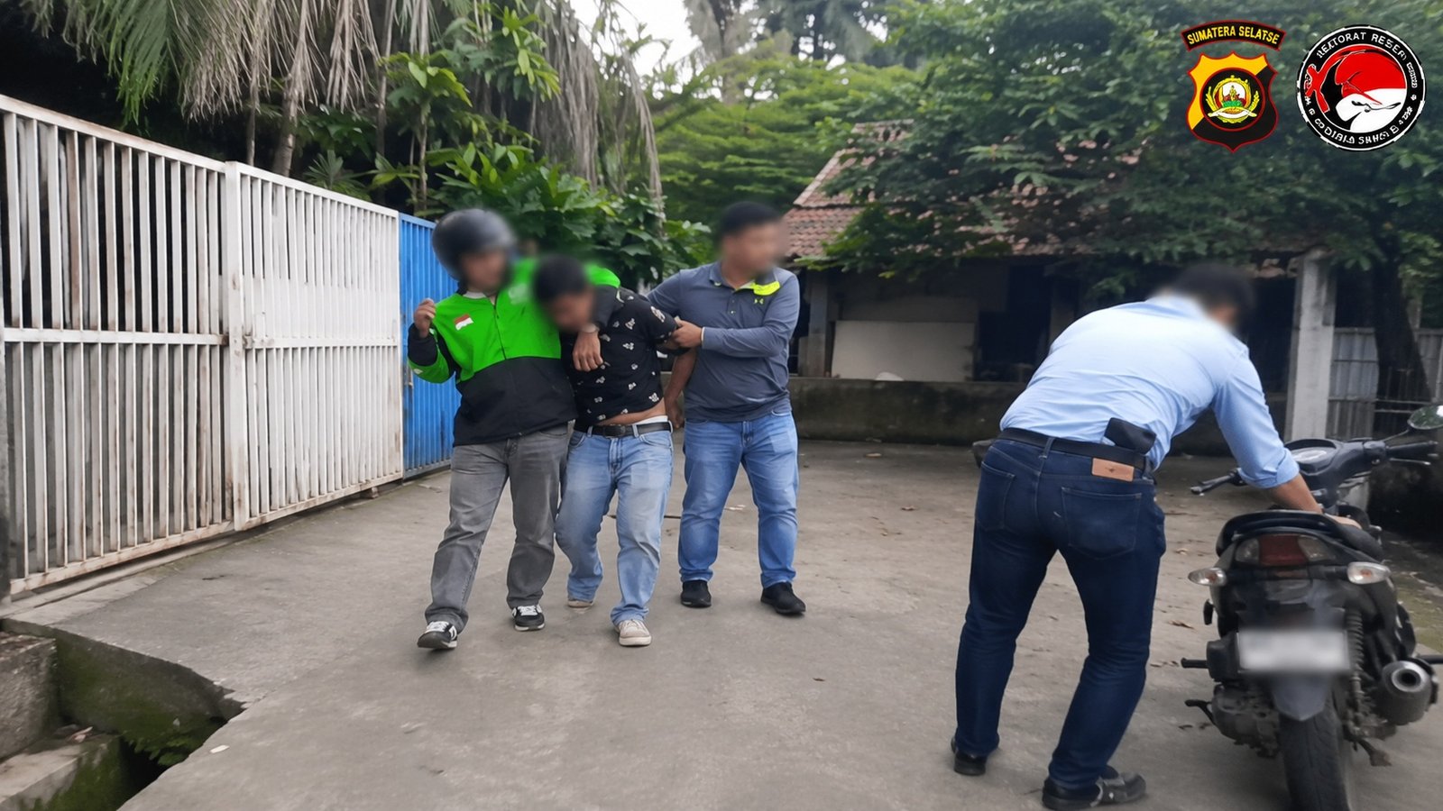 Seorang pria yang diduga sebagai pengedar sabu berhasil ditangkap setelah polisi menyamar sebagai pembeli dalam operasi undercover buy di kawasan Jalan AKPB H Umar tepatnya di Lorong Goa Jepang, Kelurahan Ario Kemuning, Kecamatan Kemuning, Palembang, Sabtu (27/6/2026) sekitar pukul 16.00 WIB. (Foto: Istimewa)