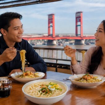 Bikin Lapar Seketika! Mie Celor Palembang, Kuliner Legendaris dengan Kuah Udang Gurih yang Bikin Ketagihan Sepasang kekasih sedang menikmati Mie Celor Palembang dengan kuah udang gurih yang kental, disajikan bersama udang segar, telur rebus, tauge, dan taburan bawang goreng, menjadi salah satu kuliner legendaris khas Sumatera Selatan yang menggugah selera. (Foto: Adit/Sriwijayaterkini.co)