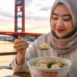 Model dan Tekwan Palembang dengan kuah kaldu udang gurih, bihun, jamur kuping, dan bawang goreng, kuliner khas Palembang yang digemari wisatawan. (Foto: Aditya/Sriwijayaterkini.co)