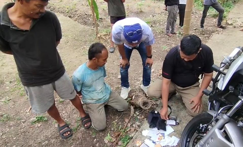 Rumah Kosong Jadi Markas Pengemasan Narkoba, Polres Prabumulih Amankan Pengedar dan 24 Paket Sabu Rumah Kosong Jadi Markas Pengemasan Narkoba, Polres Prabumulih Amankan Pengedar dan 24 Paket Sabu
