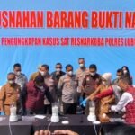 Kepolisian Daerah Sumatera Selatan melalui Polres Lubuk Linggau menggelar konferensi pers sekaligus pemusnahan barang bukti narkotika jenis sabu di halaman belakang Mapolres Lubuk Linggau, Selasa (23/6/2026). (Foto: Edho/Sriwijayaterkini.co)