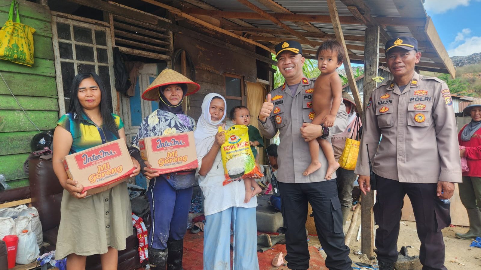 Dalam kegiatan tersebut, sebanyak 50 paket sembako disalurkan kepada masyarakat yang sehari-hari bekerja sebagai pemulung di kawasan TPA Sukawinatan. (Foto: Edho/Sriwijayaterkini.co)