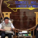 Gubernur Sumatera Selatan (Sumsel) Dr. H. Herman Deru meninjau kegiatan eksplorasi Program Sultan Muda Sumsel di Dermaga Kelapa Musi II, Palembang, Selasa (30/6/2026). (Foto: Yulie)