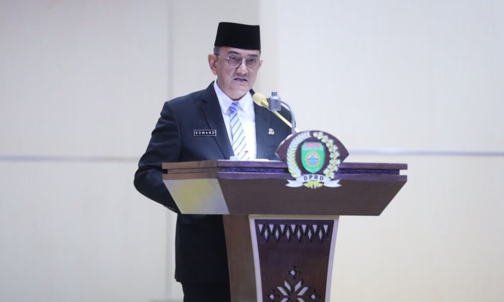 Gubernur Sumatera Selatan (Sumsel) Dr. H. Herman Deru diwakili Sekretaris Daerah (Sekda) Provinsi Sumsel Dr. Drs. H. Edward Candra, M.H. menyampaikan tanggapan dan jawaban Gubernur. (Foto: Yulie)