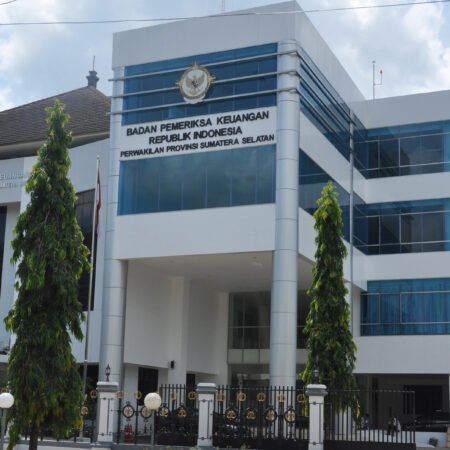 KPK Geledah Kantor BPK Sumsel, Sita Dokumen Perubahan Opini WDP Jadi WTP Komisi Pemberantasan Korupsi (KPK) menggeledah Kantor Badan Pemeriksa Keuangan (BPK) Perwakilan Sumatera Selatan pada Selasa (23/6/2026). (Foto: istimewa)