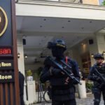 Cuaca Panas? Ini 5 Rekomendasi Es Paling Segar yang Wajib Dicoba, Nomor 3 Bikin Ketagihan! Penggeledahan berlangsung dengan pengamanan ketat aparat kepolisian bersenjata lengkap dan personel Brimob. (ANTARA FOTO/Indrianto Eko Suwarso/kye)