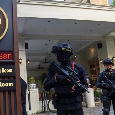 HEBOH! Polri Sita Uang Tunai Rp67,2 Miliar dari Kafe dan Money Changer di Cipete, Terkait Tiga Kasus Korupsi Besar Penggeledahan berlangsung dengan pengamanan ketat aparat kepolisian bersenjata lengkap dan personel Brimob. (ANTARA FOTO/Indrianto Eko Suwarso/kye)