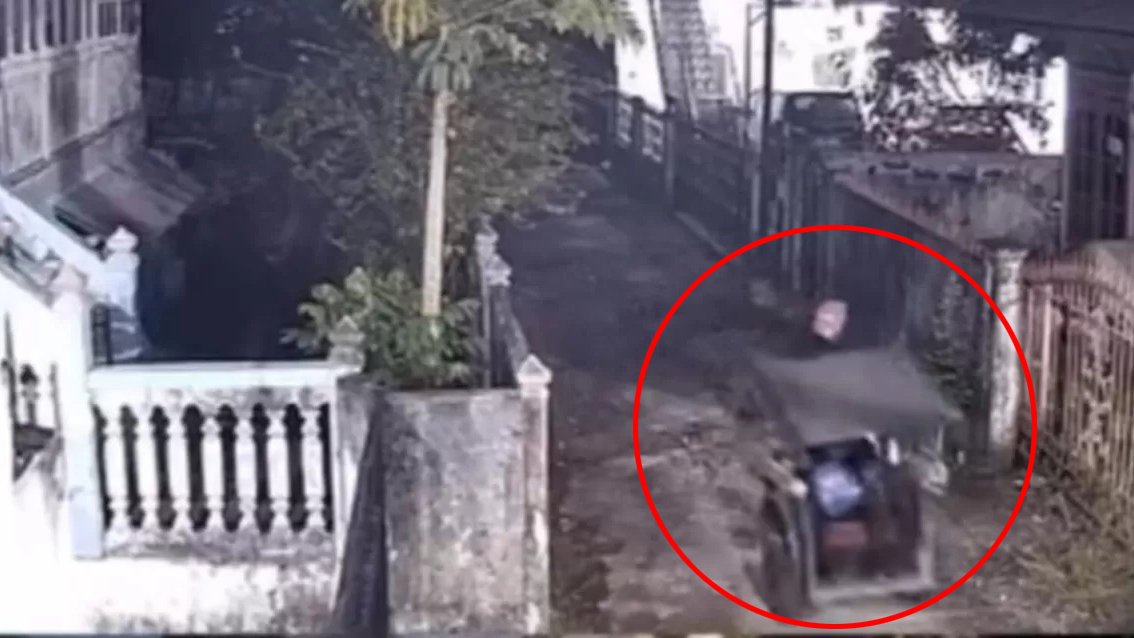 Viral! Becak Milik Warga Palembang Digasak Maling Saat Terparkir di Depan Rumah, Aksi Pelaku Terekam CCTV Aksi pencurian becak milik warga Palembang terekam kamera CCTV. Polisi masih memburu dua pelaku yang membawa kabur becak saat terparkir di depan rumah korban. (Foto: Tangkapan layar instagram @palembangupdate)