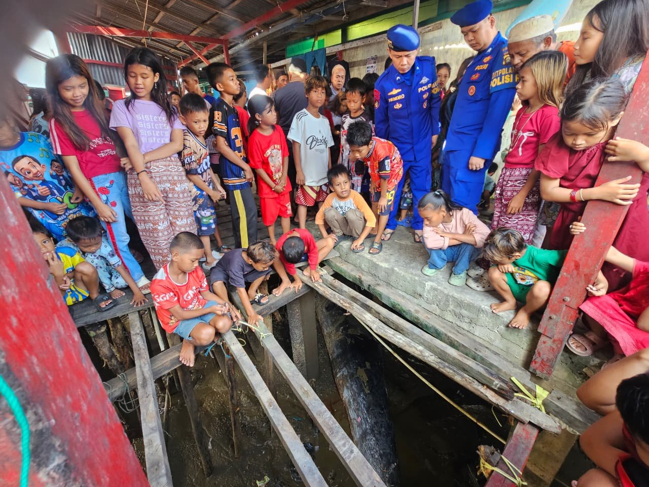 Polisi Airud Evakuasi Paus Biru Sepanjang 13 Meter yang Terdampar di Sungsang Banyuasin