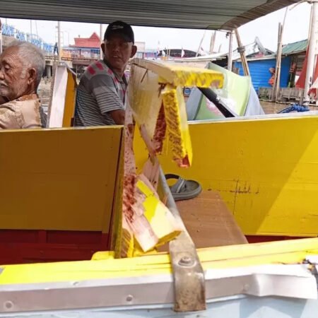 Speedboat Tabrakan di Bawah Jembatan Ampera, 11 Penumpang Terlempar ke Sungai Musi Petugas Satpolairud Polrestabes Palembang bersama warga mengevakuasi penumpang usai kecelakaan speedboat yang tenggelam akibat tabrakan di bawah Jembatan Ampera, Sungai Musi, Palembang, Rabu (8/7/2026). (Foto: istimewa)