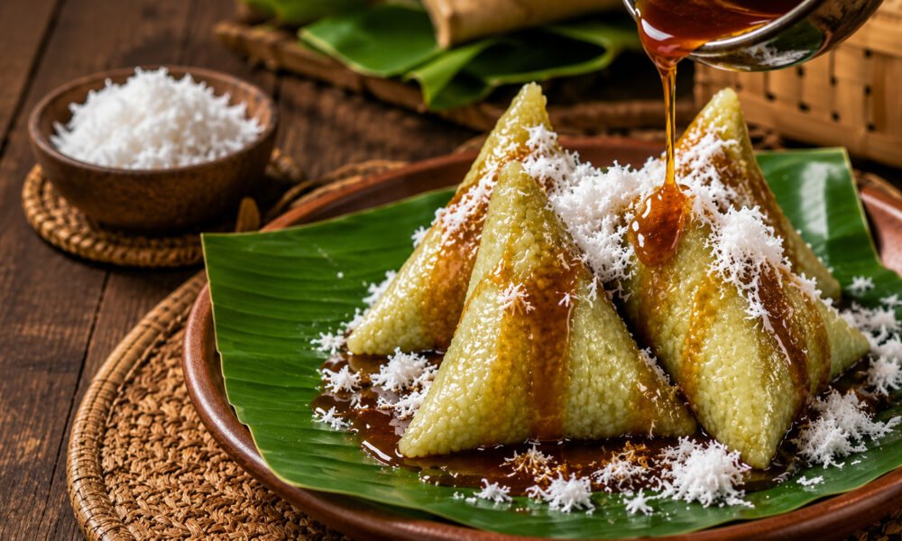 Kue Lupis: Jajanan Tradisional Legendaris dengan Siraman Gula Merah yang Bikin Ketagihan Kue Lupis: Jajanan Tradisional Legendaris dengan Siraman Gula Merah yang Bikin Ketagihan. (Foto: istimewa)