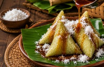 Kue Lupis: Jajanan Tradisional Legendaris dengan Siraman Gula Merah yang Bikin Ketagihan Kue Lupis: Jajanan Tradisional Legendaris dengan Siraman Gula Merah yang Bikin Ketagihan. (Foto: istimewa)