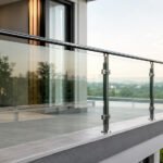 Railing kaca kini menjadi salah satu pilihan favorit dalam desain rumah modern. (Foto: istimewa)