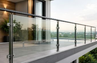 Memang Terlihat Aesthetic! Ini 5 Kekurangan Railing Kaca yang Wajib Anda Ketahui Sebelum Memasang Railing kaca kini menjadi salah satu pilihan favorit dalam desain rumah modern. (Foto: istimewa)