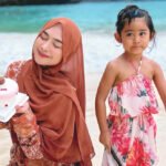 Ria Ricis merayakan ulang tahun ke-31 secara privat di pantai bersama putrinya, Moana. (Foto: instagram @riaricis1795)