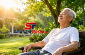 Seorang lansia sedang berjemur di bawah sinar matahari pagi di taman dengan suasana hijau yang asri sambil tersenyum, menggambarkan gaya hidup sehat dan aktif di usia lanjut. (Foto: dok/majalah.sriwijayaterkini.co)