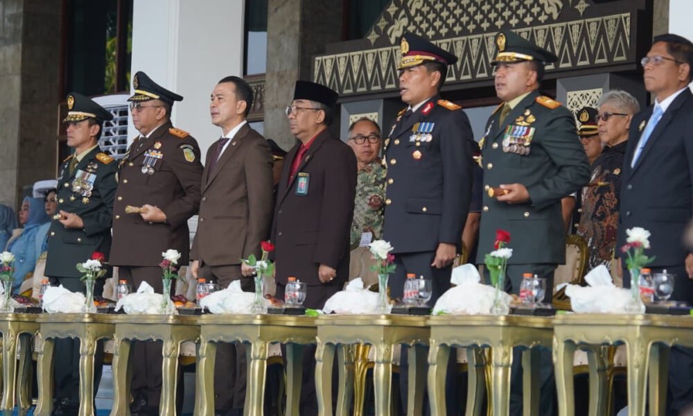 Pangdam II/Swj Mayjen TNI Ujang Darwis, M.D.A., dan Ketua Persit KCK Daerah II/Sriwijaya Ny. Desi Ujang Darwis, menghadiri kegiatan Upacara dan Syukuran Hari Bhayangkara Ke-80 Tahun 2026 yang digelar di Halaman Griya Agung Palembang, Rabu (01/07/2026). (Foto: Yulie)