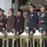 Pangdam II/Swj Mayjen TNI Ujang Darwis, M.D.A., dan Ketua Persit KCK Daerah II/Sriwijaya Ny. Desi Ujang Darwis, menghadiri kegiatan Upacara dan Syukuran Hari Bhayangkara Ke-80 Tahun 2026 yang digelar di Halaman Griya Agung Palembang, Rabu (01/07/2026). (Foto: Yulie)
