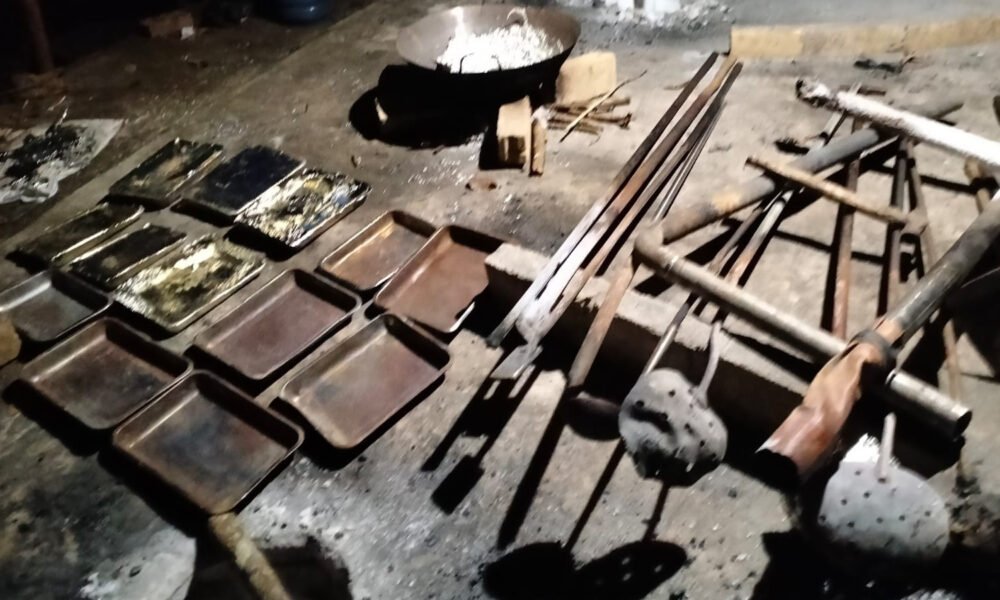 Kasi Intel Kasrem 045/Gaya bersama Satlap Tri Cakti melakukan penggerebekan lokasi peleburan timah ilegal di Desa Sleman, Kecamatan Mendo Barat, Kabupaten Bangka, dan mengamankan dua pekerja beserta barang bukti berupa balok timah, mesin genset, blower, cetakan, serta peralatan peleburan. (Foto: istimewa)