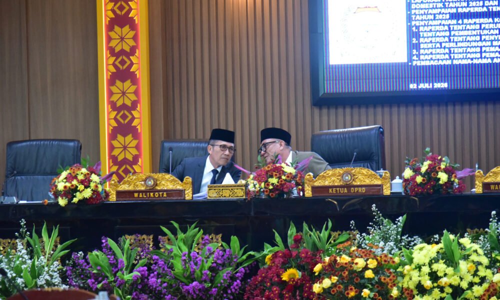 Wali Kota Ratu Dewa Hadiri Paripurna DPRD Palembang, Bahas Air Limbah hingga Pemajuan Kesenian Wali Kota Ratu Dewa Hadiri Paripurna DPRD Palembang, Bahas Air Limbah hingga Pemajuan Kesenian. (Foto: Yulie)