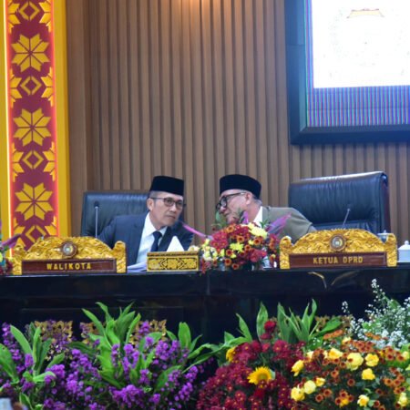 Wali Kota Ratu Dewa Hadiri Paripurna DPRD Palembang, Bahas Air Limbah hingga Pemajuan Kesenian. (Foto: Yulie)