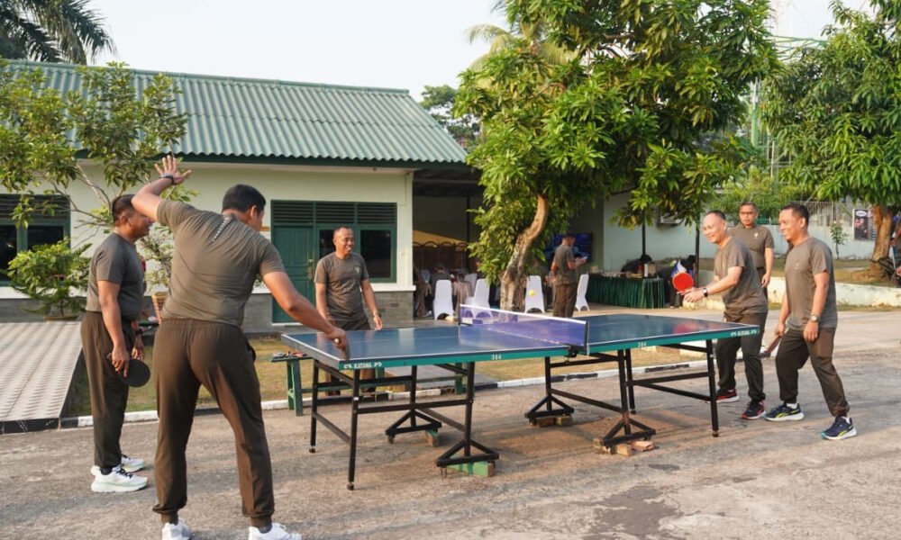 Pangdam II/Swj Mayjen TNI Ujang Darwis bersama para pejabat utama Kodam II/Sriwijaya mengikuti olahraga bersama dan nonton bareng Piala Dunia 2026 di Makomlekdam II/Swj Palembang sebagai upaya memperkuat soliditas, sportivitas, dan sinergi antar jajaran Kodam II/Sriwijaya. (Foto: Yulie)