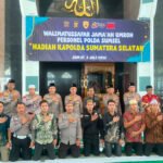 Kapolda Sumsel Irjen Pol Dr. Sandi Nugroho memimpin prosesi pelepasan personel berprestasi yang diberangkatkan umrah di Masjid Assaadah Mapolda Sumsel, Palembang, Jumat (3/7/2026). (Foto: Edho/majalah.sriwijayaterkini.co)