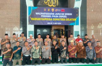 Kapolda Sumsel Irjen Pol Dr. Sandi Nugroho memimpin prosesi pelepasan personel berprestasi yang diberangkatkan umrah di Masjid Assaadah Mapolda Sumsel, Palembang, Jumat (3/7/2026). (Foto: Edho/majalah.sriwijayaterkini.co)