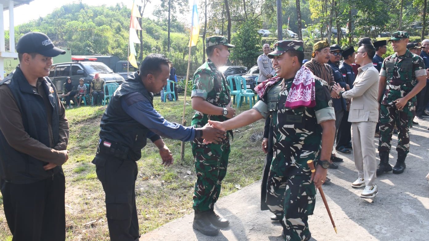 Danrem 044/Gapo Brigjen TNI Khabib Mahfud meresmikan Masjid Madrasatul Qur'an Bukit Lawu di Pondok Pesantren Madrasatul Qur'an, Desa Tegal Rejo, Kecamatan Lawang Kidul, Kabupaten Muara Enim. (Foto: Yulie)
