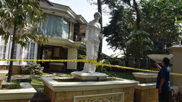 KPK Sebut Rumah Jampidsus Febrie Adriansyah di Sentul Diduga Gunakan Nominee, Tak Tercantum di LHKPN Petugas saat proses penggeledahan rumah Jampidsus Kejaksaan Agung Febrie Adriansyah di kawasan Sentul, Kabupaten Bogor, terkait penyidikan dugaan korupsi dan TPPU. (Foto: Antara Foto)