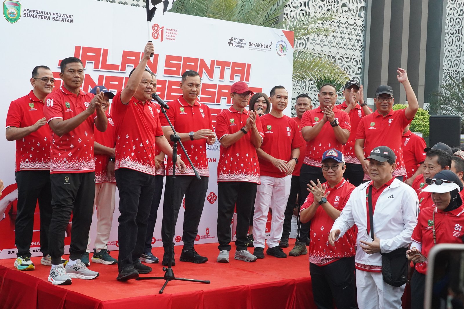 Pererat Silaturahmi dan Meriahkan HUT RI, Kasdam II/Sriwijaya Hadiri Jalan Santai dan Senam Bersama