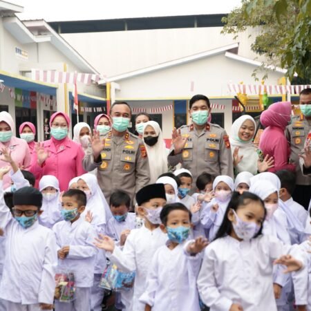 Polda Sumsel Serentak Bagikan Ribuan Masker, Edukasi Kesehatan di Tengah Karhutla