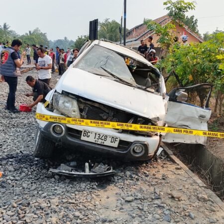 Panther Dihantam Kereta Api Bukit Serelo, 4 Penumpang Tewas di Perlintasan Tanpa Palang Pintu